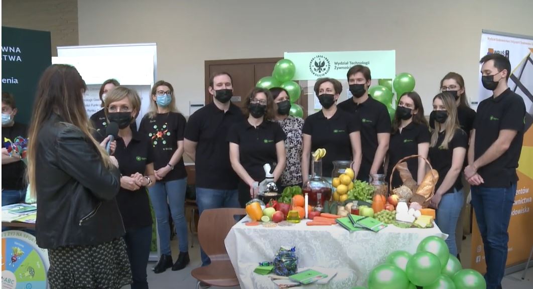Grupa nauczycieli i studentów prezentujaca ofertę dydyaktyczna naszego wydziału na dniach otwartych 2022