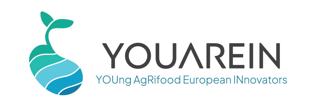 Logo projektu YOUAREIN przedstawiające niebieskozieloną kiełkującą fasolkę i napis Young Agrifood European Innovators