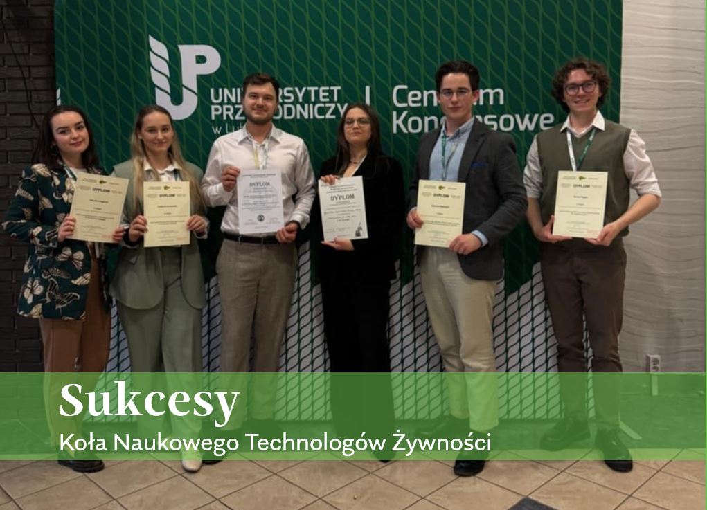 Grupa 6 studenów i studentek na tle ścianki z napisem Uniwersytet Przyrodniczy w Lublinie, trzymają dyplomy przyznane za ich prezentacje na konferencji. Z wierzchu nałożony napis Sukcesy Koła Naukowego Technologów Żywności