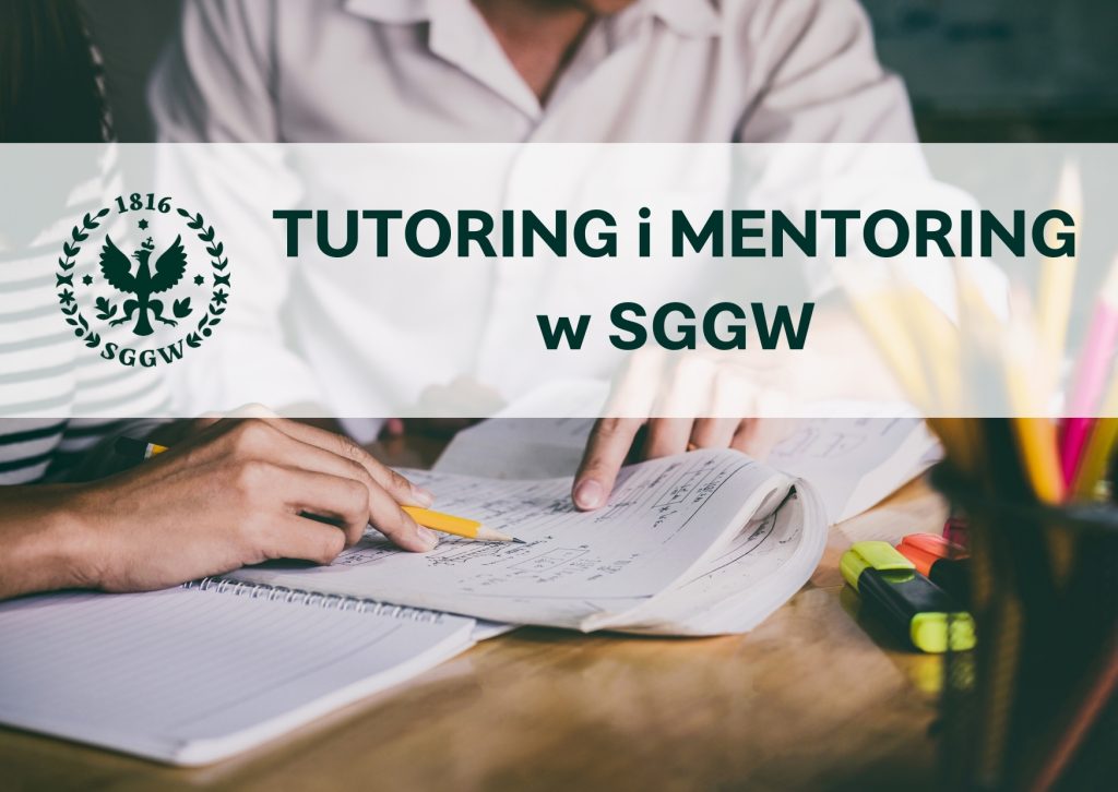 Napis Tutoring i mentoring w SGGW na tle biurka przy którym dwie osoby pracują nad notatkami. Widoczne są ich dłonie, notes, zakreślacze i ołówek