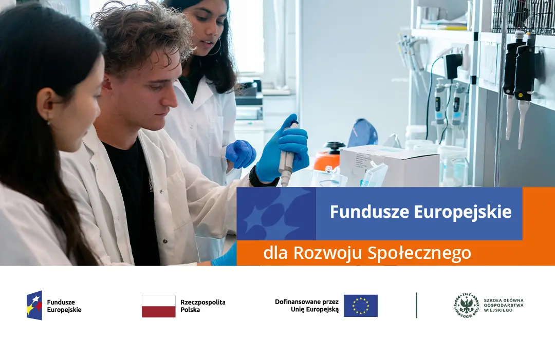 Zdjęcie przedstawiające troje studentów w laboratorium. Ubrani są w fartuchy laboratoryjne i rękawice ochronne, jedna osoba pracuje pipetą automatyczną