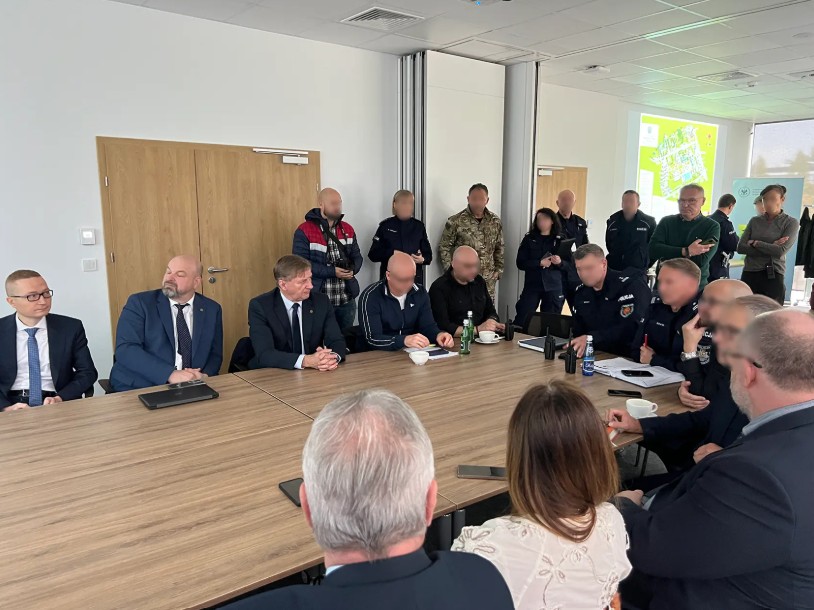Spotkanie Rektora i przedstawicieli SGGW z policjantami - siedzą razem przy stole w sali konferencyjnej